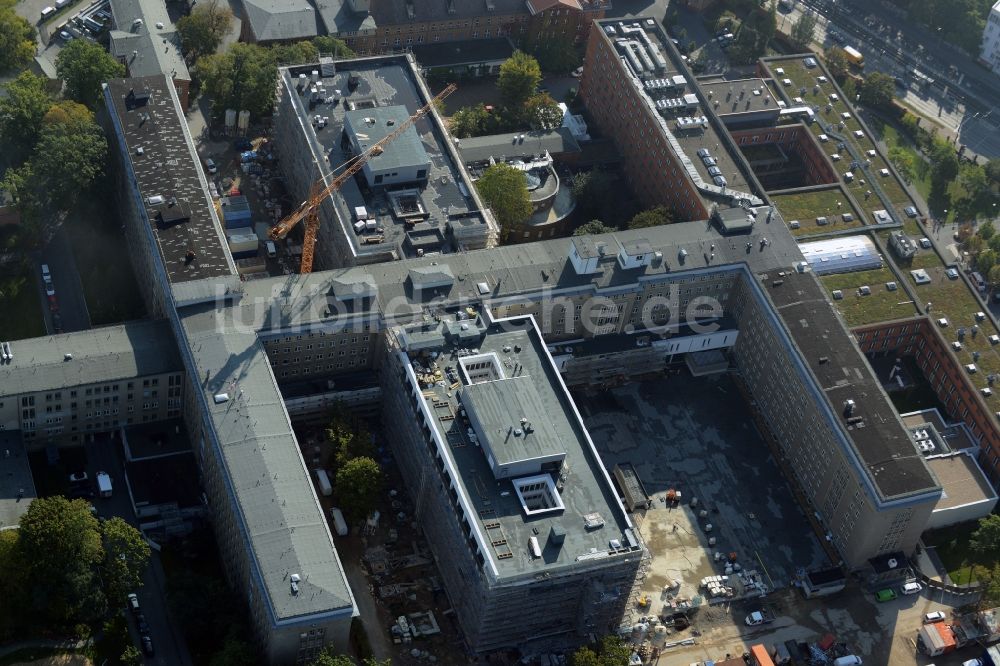 Berlin aus der Vogelperspektive: Baustelle zum Neubau des Erweiterungsbaus am Krankenhaus Vivantes Klinikum im Friedrichshain in Berlin