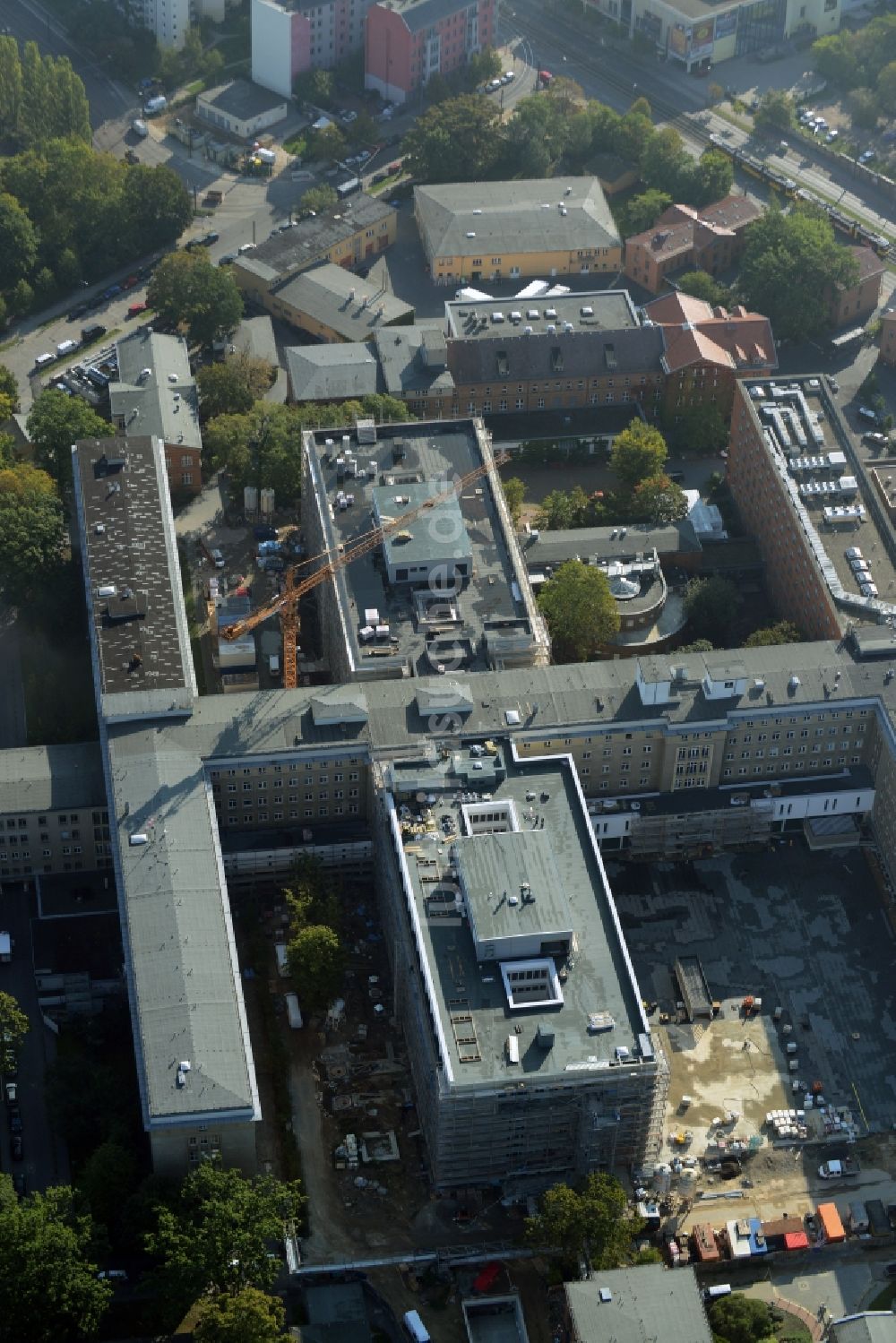 Luftbild Berlin - Baustelle zum Neubau des Erweiterungsbaus am Krankenhaus Vivantes Klinikum im Friedrichshain in Berlin