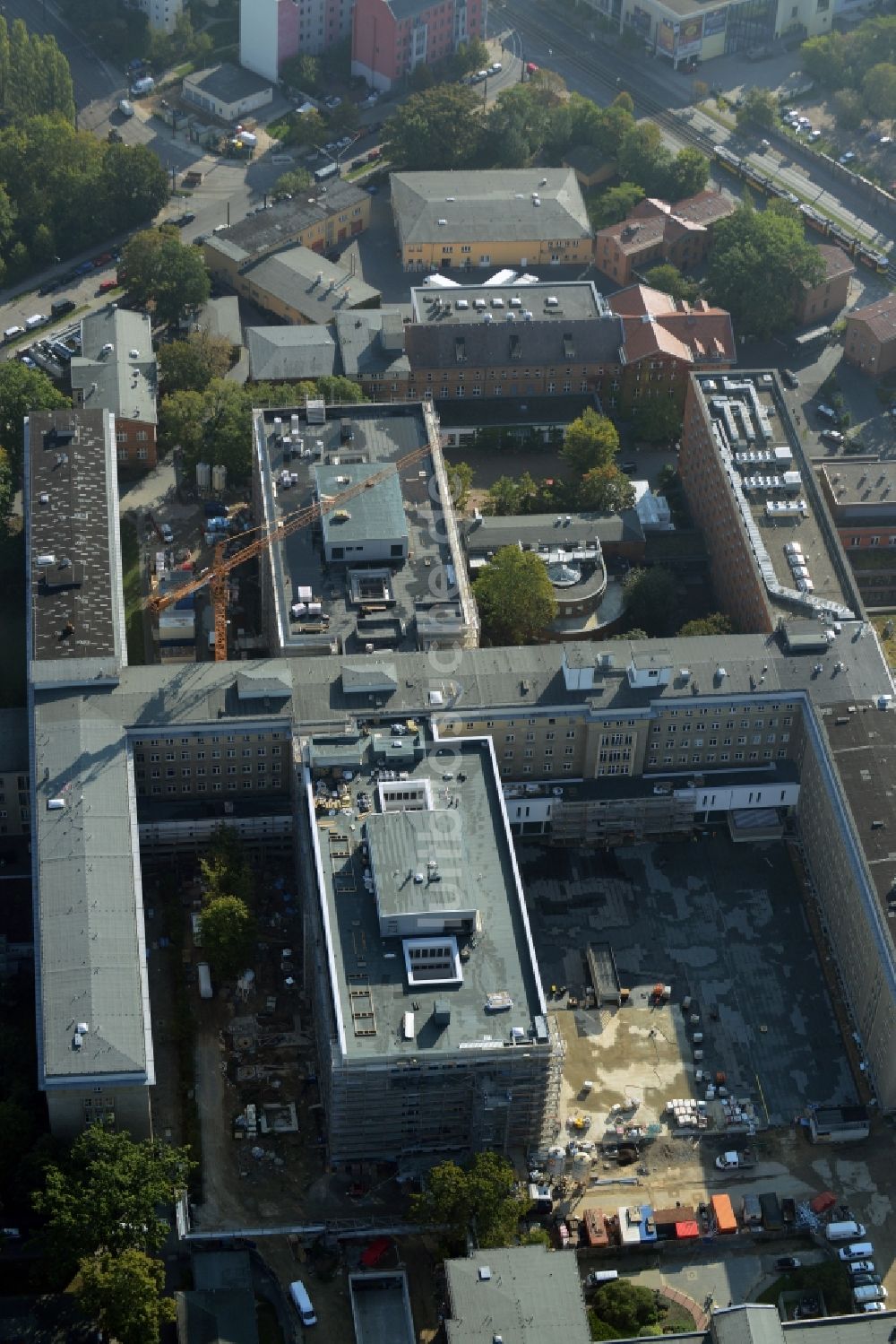 Luftaufnahme Berlin - Baustelle zum Neubau des Erweiterungsbaus am Krankenhaus Vivantes Klinikum im Friedrichshain in Berlin