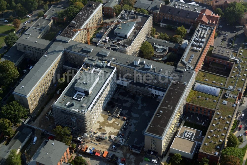 Luftbild Berlin - Baustelle zum Neubau des Erweiterungsbaus am Krankenhaus Vivantes Klinikum im Friedrichshain in Berlin