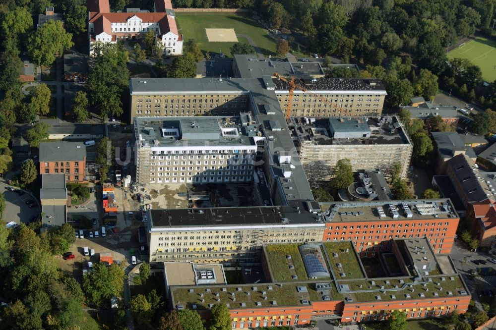 Luftbild Berlin - Baustelle zum Neubau des Erweiterungsbaus am Krankenhaus Vivantes Klinikum im Friedrichshain in Berlin