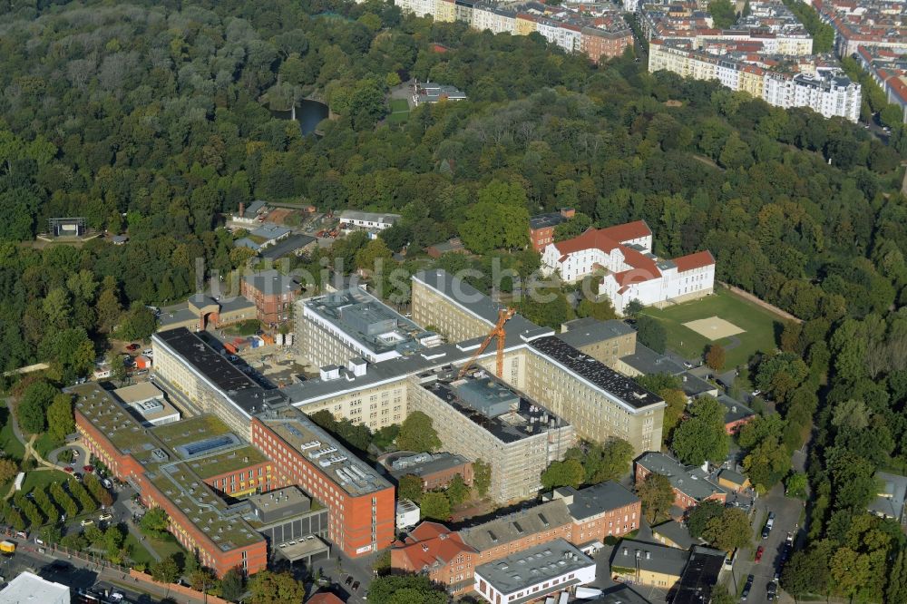 Berlin aus der Vogelperspektive: Baustelle zum Neubau des Erweiterungsbaus am Krankenhaus Vivantes Klinikum im Friedrichshain in Berlin