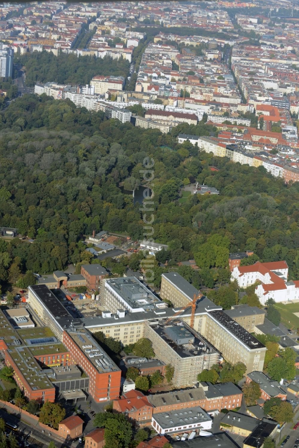 Luftbild Berlin - Baustelle zum Neubau des Erweiterungsbaus am Krankenhaus Vivantes Klinikum im Friedrichshain in Berlin