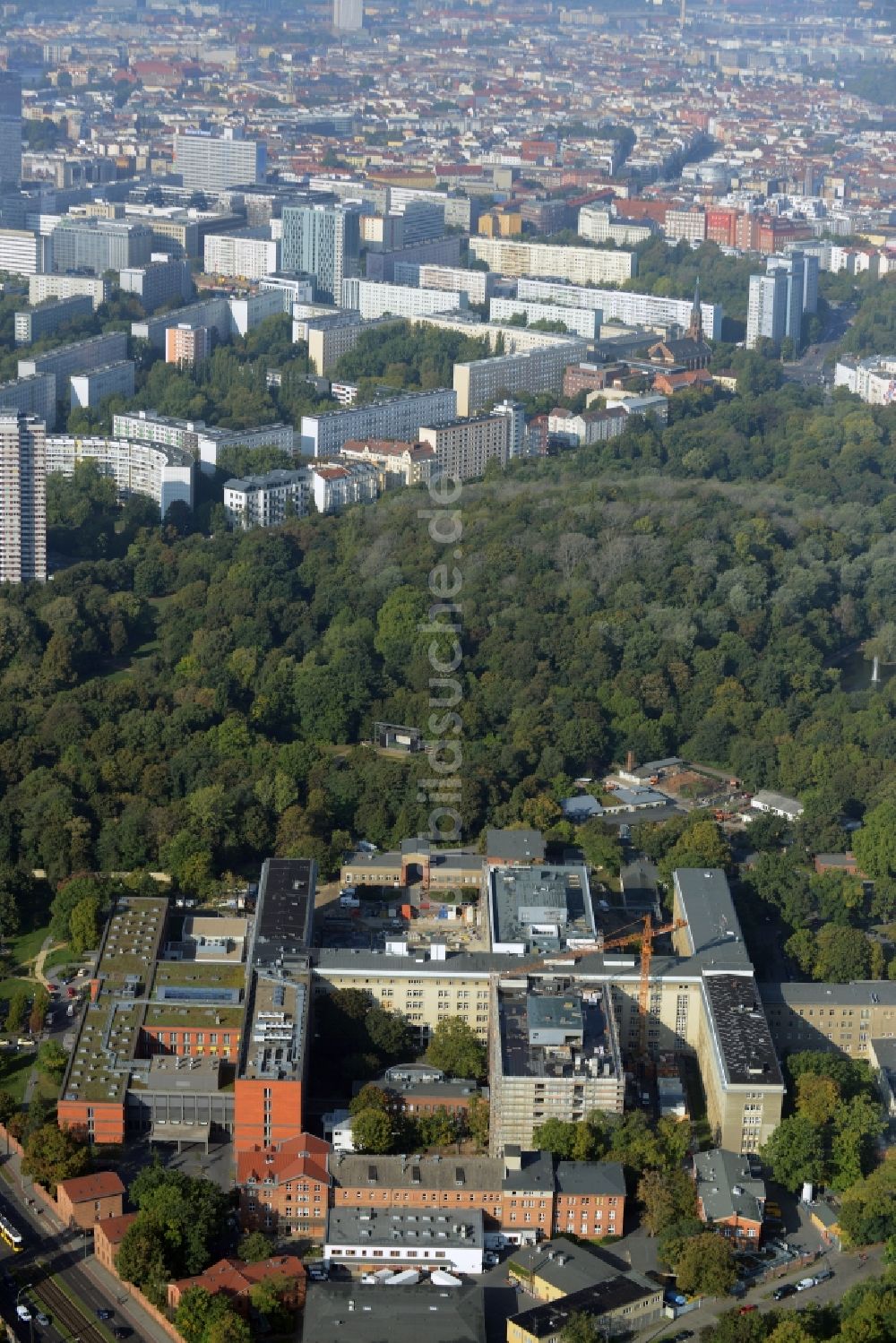 Luftaufnahme Berlin - Baustelle zum Neubau des Erweiterungsbaus am Krankenhaus Vivantes Klinikum im Friedrichshain in Berlin