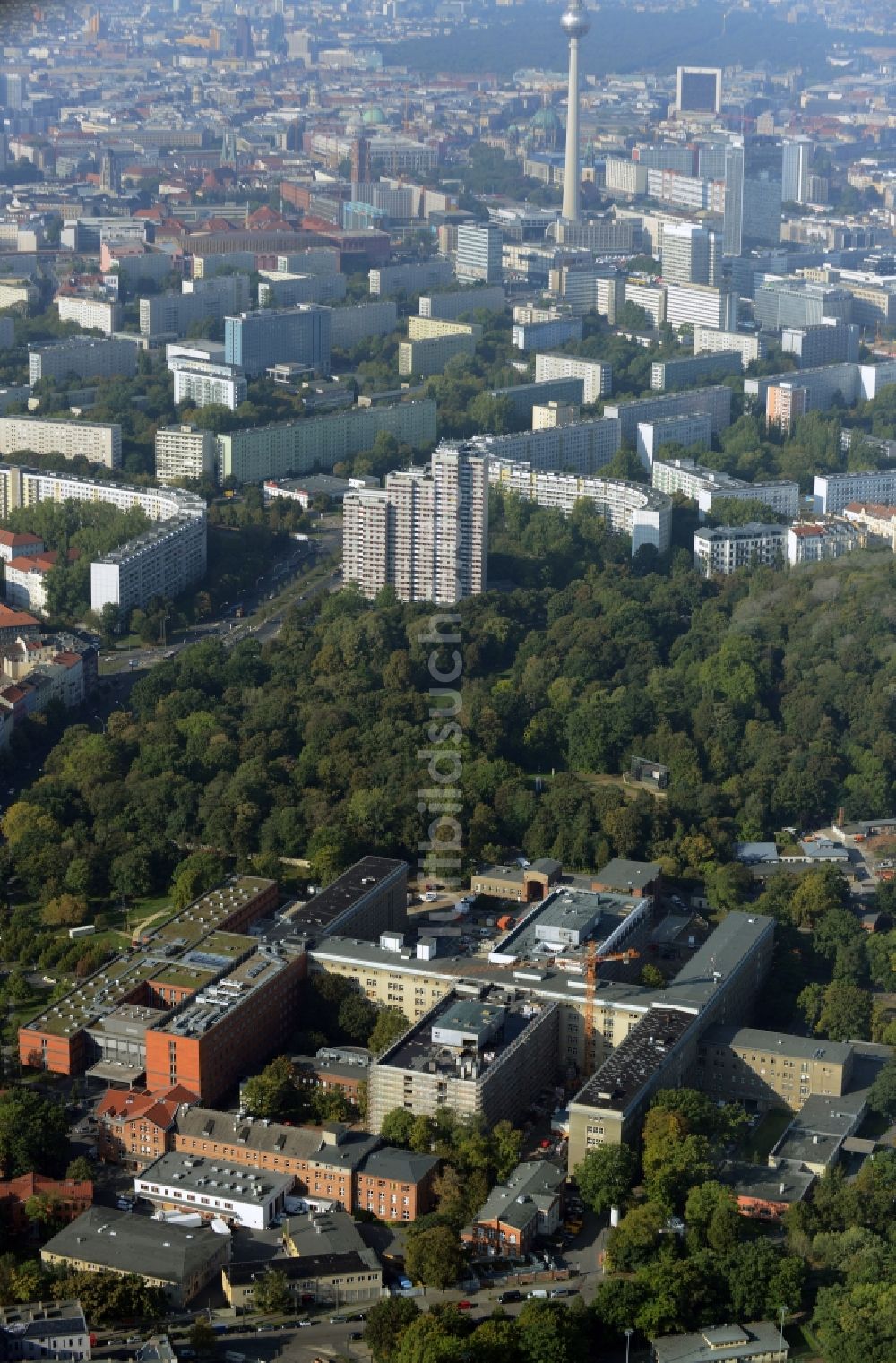 Berlin von oben - Baustelle zum Neubau des Erweiterungsbaus am Krankenhaus Vivantes Klinikum im Friedrichshain in Berlin