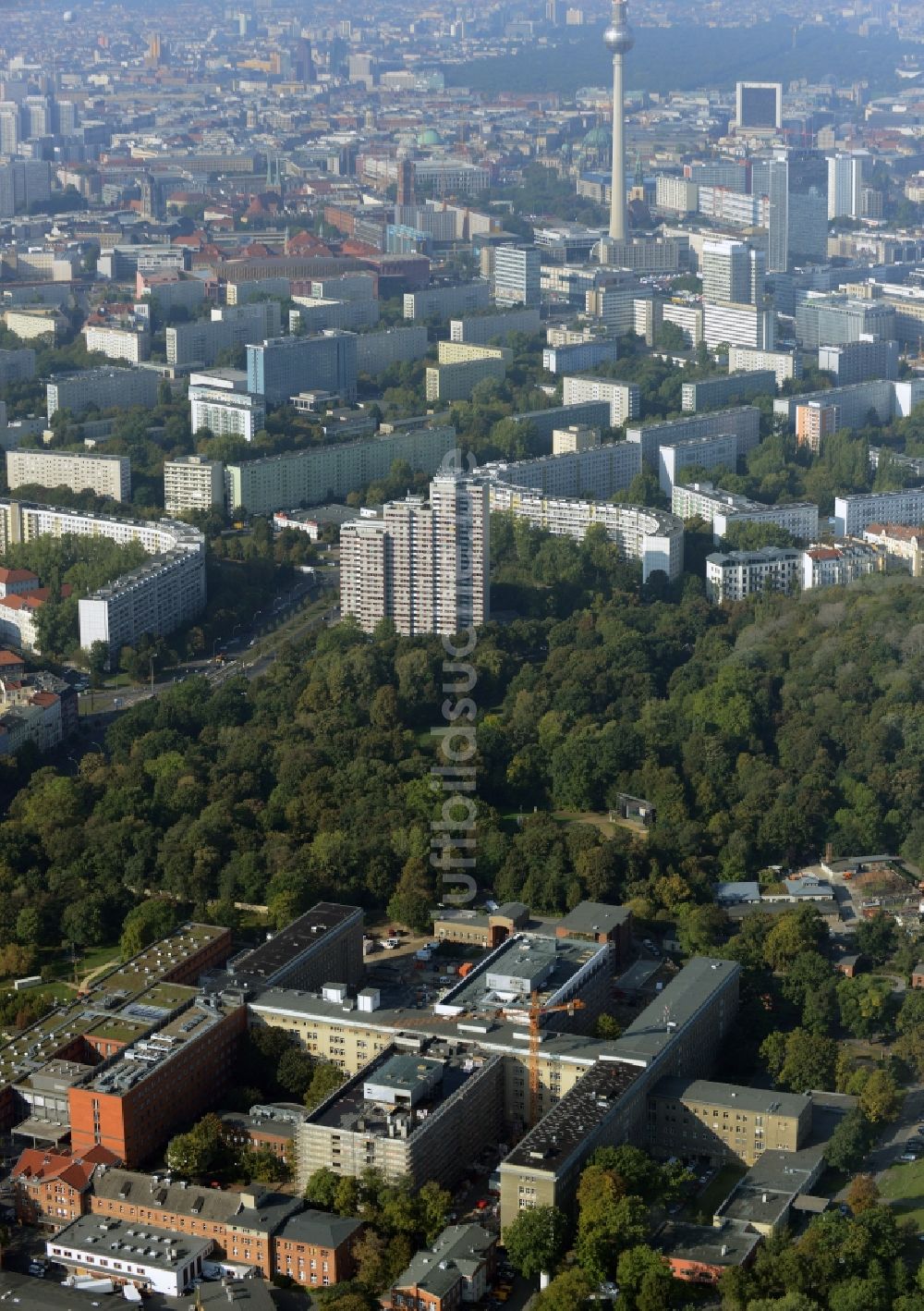 Luftbild Berlin - Baustelle zum Neubau des Erweiterungsbaus am Krankenhaus Vivantes Klinikum im Friedrichshain in Berlin