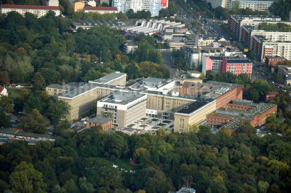 Luftbild Berlin - Baustelle zum Neubau des Erweiterungsbaus am Krankenhaus Vivantes Klinikum im Friedrichshain in Berlin