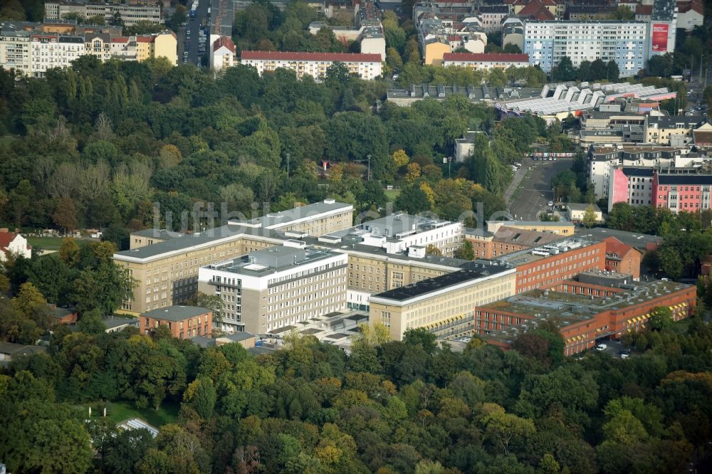 Luftaufnahme Berlin - Baustelle zum Neubau des Erweiterungsbaus am Krankenhaus Vivantes Klinikum im Friedrichshain in Berlin