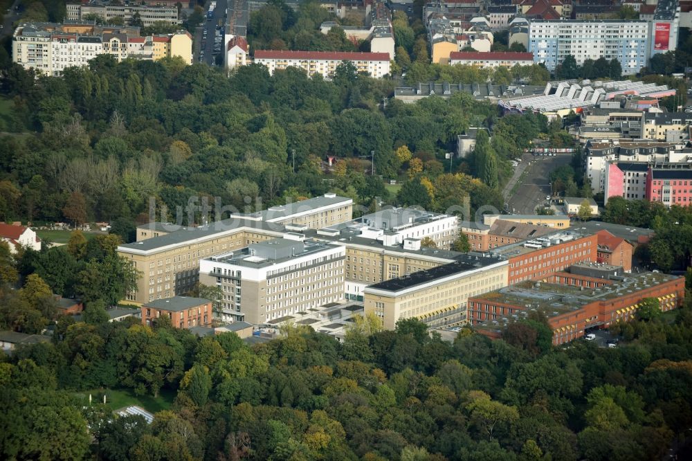 Berlin aus der Vogelperspektive: Baustelle zum Neubau des Erweiterungsbaus am Krankenhaus Vivantes Klinikum im Friedrichshain in Berlin