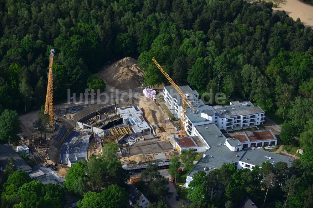 Luftbild Berlin Frohnau - Baustelle zum Neubau eines Erweiterungsbaus am P.A.N. ZENTRUM für Post-Akute Neurorehabilitation im Fürst Donnersmarck-Haus Berlin - Frohnau