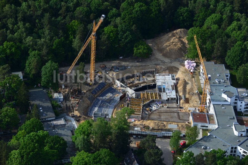 Luftaufnahme Berlin Frohnau - Baustelle zum Neubau eines Erweiterungsbaus am P.A.N. ZENTRUM für Post-Akute Neurorehabilitation im Fürst Donnersmarck-Haus Berlin - Frohnau