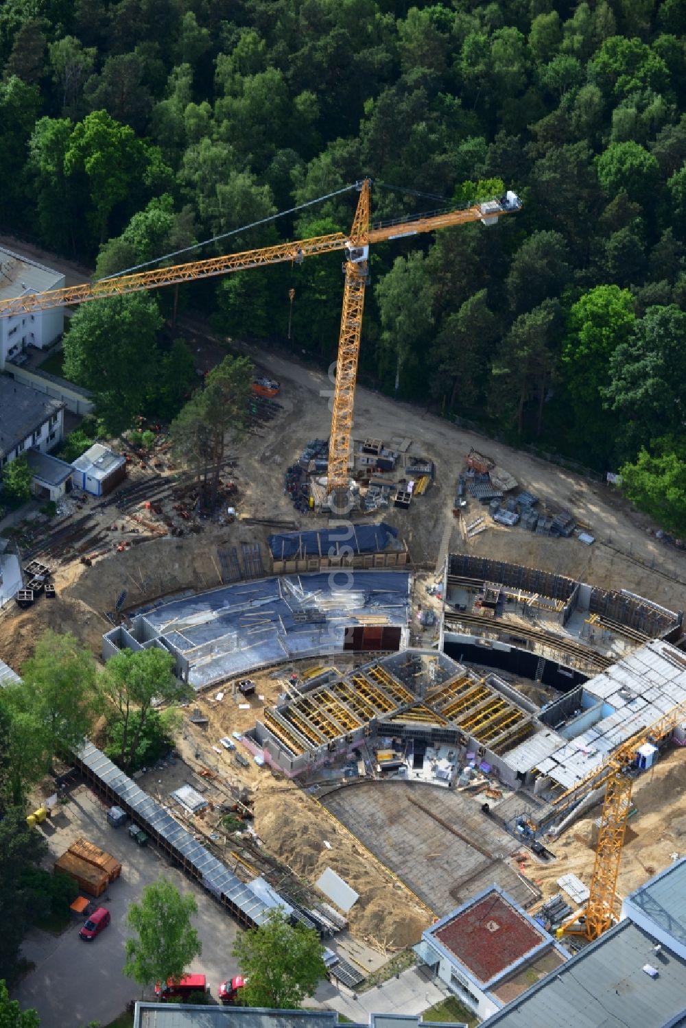 Luftbild Berlin Frohnau - Baustelle zum Neubau eines Erweiterungsbaus am P.A.N. ZENTRUM für Post-Akute Neurorehabilitation im Fürst Donnersmarck-Haus Berlin - Frohnau