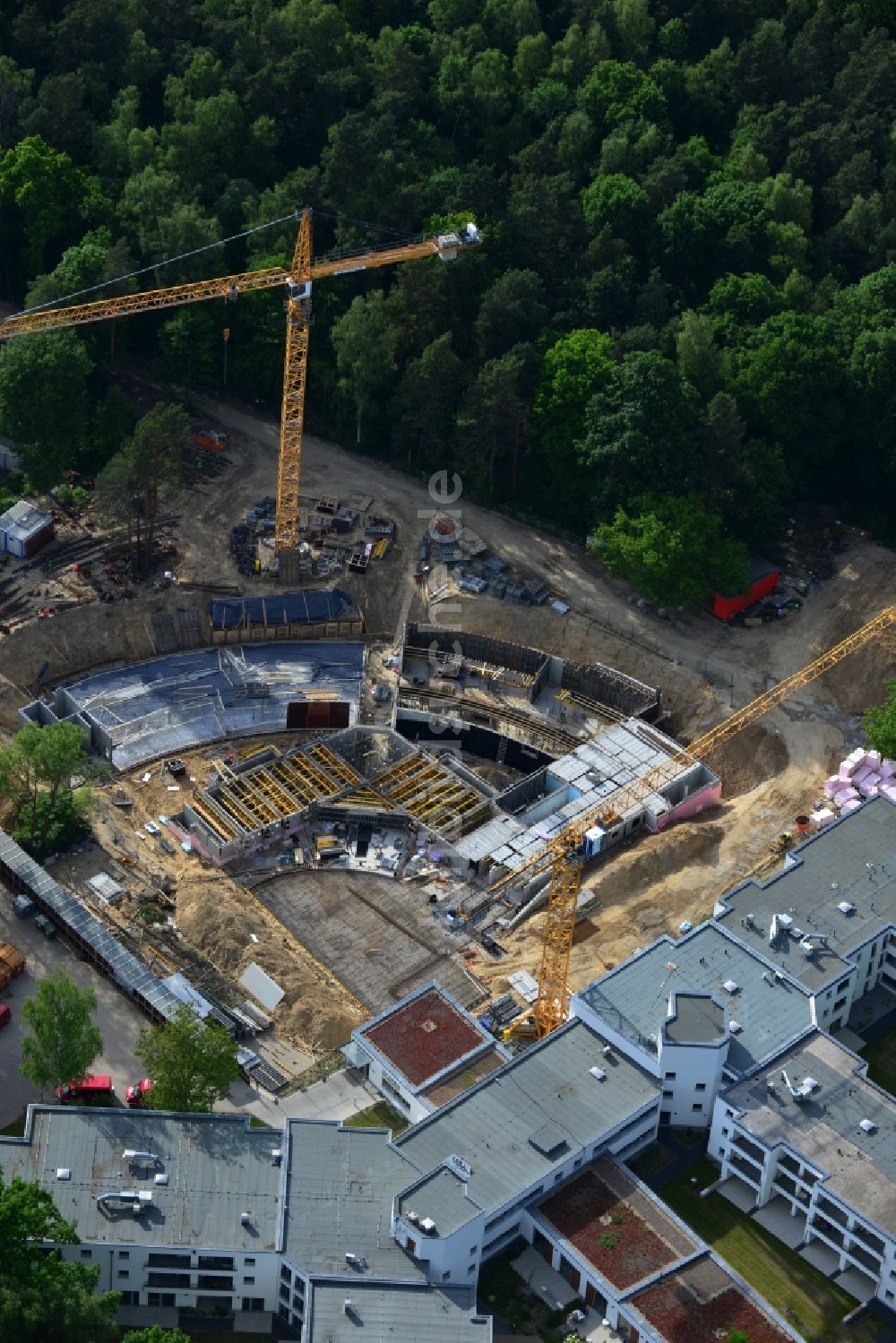 Luftaufnahme Berlin Frohnau - Baustelle zum Neubau eines Erweiterungsbaus am P.A.N. ZENTRUM für Post-Akute Neurorehabilitation im Fürst Donnersmarck-Haus Berlin - Frohnau