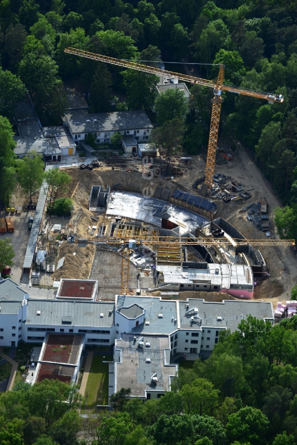 Luftbild Berlin Frohnau - Baustelle zum Neubau eines Erweiterungsbaus am P.A.N. ZENTRUM für Post-Akute Neurorehabilitation im Fürst Donnersmarck-Haus Berlin - Frohnau