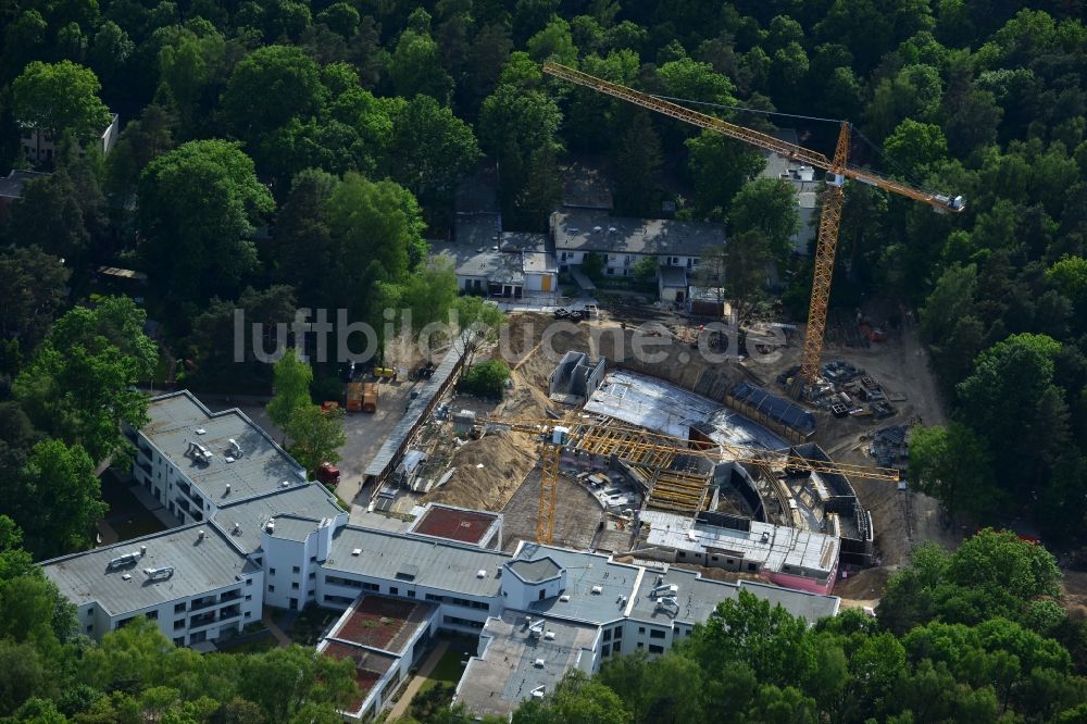 Luftaufnahme Berlin Frohnau - Baustelle zum Neubau eines Erweiterungsbaus am P.A.N. ZENTRUM für Post-Akute Neurorehabilitation im Fürst Donnersmarck-Haus Berlin - Frohnau