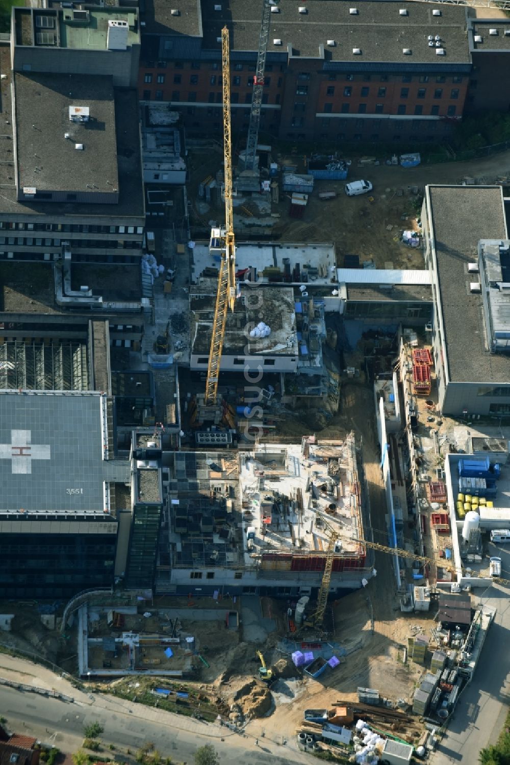 Lüneburg von oben - Baustelle zum Neubau des Erweiterungsbaus des Städtischen Klinikums Lüneburg in Lüneburg im Bundesland Niedersachsen