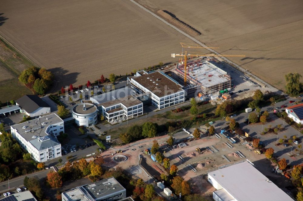 Bodenheim von oben - Baustelle zum Neubau eines Erweiterungsgebäudes der Firma iC Haus Germany in Bodenheim im Bundesland Rheinland-Pfalz, Deutschland