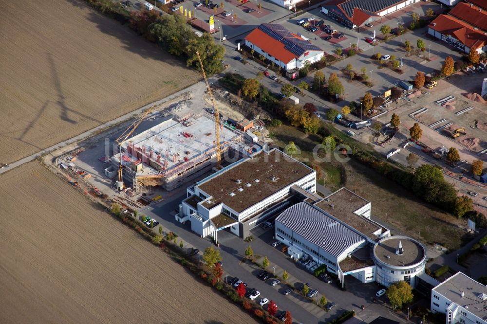 Luftbild Bodenheim - Baustelle zum Neubau eines Erweiterungsgebäudes der Firma iC Haus Germany in Bodenheim im Bundesland Rheinland-Pfalz, Deutschland