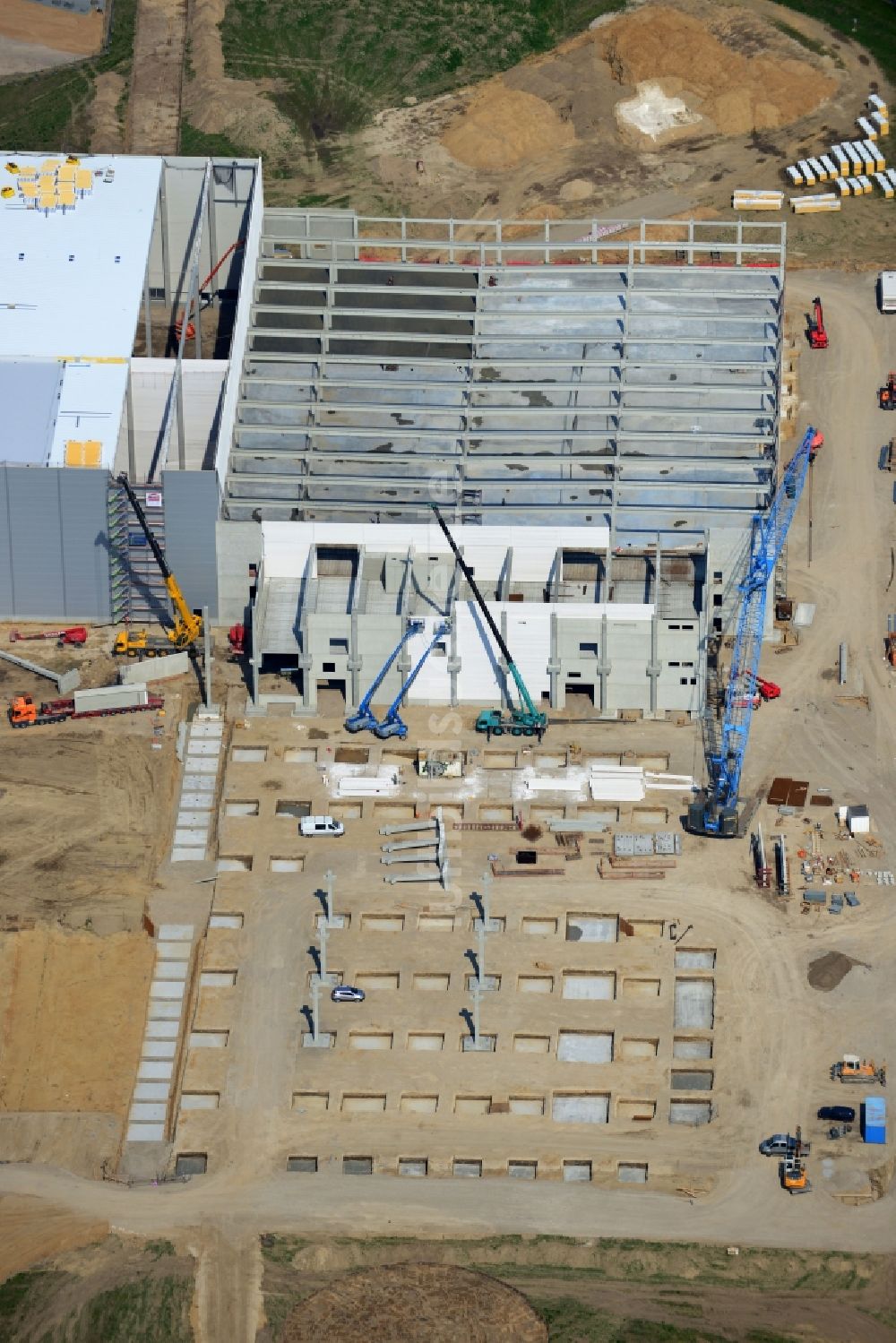 Luftaufnahme Hoppegarten - Baustelle zum Neubau der Europazentrale Clinton in Hoppegarten im Bundesland Brandenburg