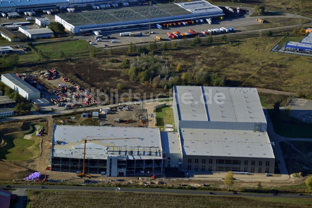 Luftaufnahme Hoppegarten - Baustelle zum Neubau der Europazentrale Clinton in Hoppegarten im Bundesland Brandenburg