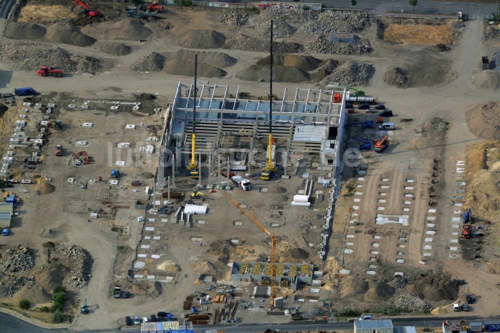 Berlin aus der Vogelperspektive: Baustelle zum Neubau eines Fachmarktareals an der Schnellerstraße im Ortsteil Niederschöneweide im Bezirk Treptow-Köpenick in Berlin