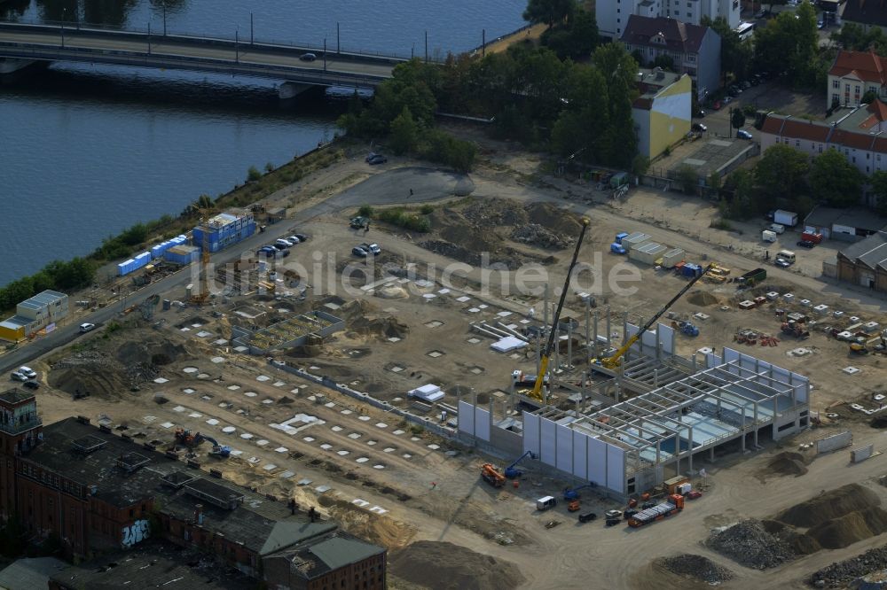 Luftbild Berlin - Baustelle zum Neubau eines Fachmarktareals an der Schnellerstraße im Ortsteil Niederschöneweide im Bezirk Treptow-Köpenick in Berlin