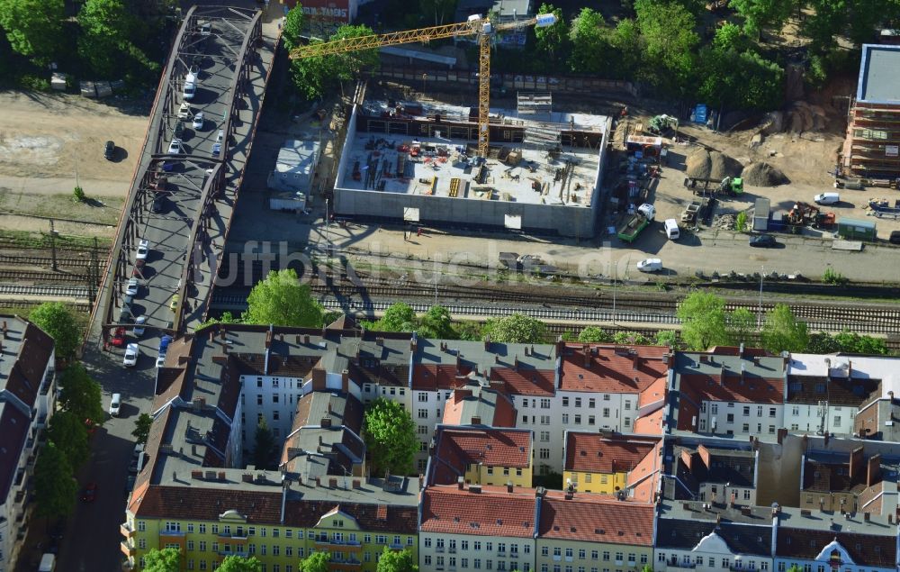 Berlin, Neukölln aus der Vogelperspektive: Baustelle zum Neubau einer 3- Feld- Sporthalle zwischen Hertastraße und Hertabrücke im Stadtteil Neukölln in Berlin