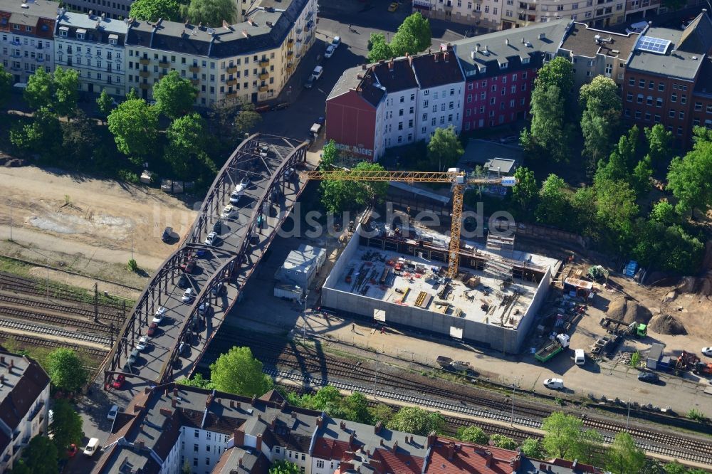 Luftbild Berlin, Neukölln - Baustelle zum Neubau einer 3- Feld- Sporthalle zwischen Hertastraße und Hertabrücke im Stadtteil Neukölln in Berlin