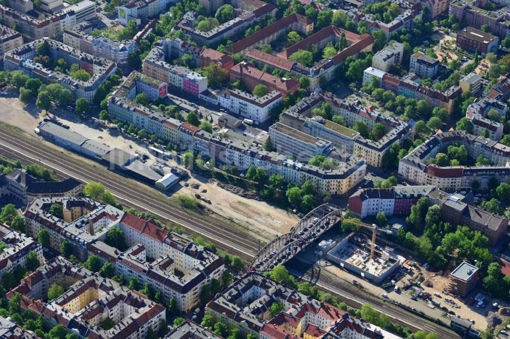 Luftaufnahme Berlin, Neukölln - Baustelle zum Neubau einer 3- Feld- Sporthalle zwischen Hertastraße und Hertabrücke im Stadtteil Neukölln in Berlin