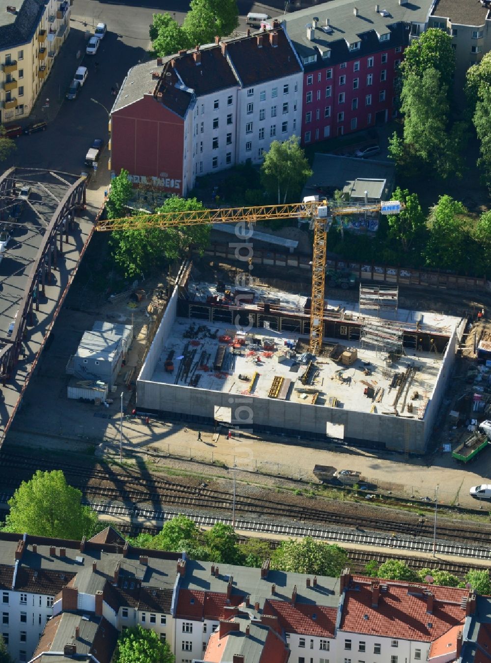 Luftbild Berlin, Neukölln - Baustelle zum Neubau einer 3- Feld- Sporthalle zwischen Hertastraße und Hertabrücke im Stadtteil Neukölln in Berlin