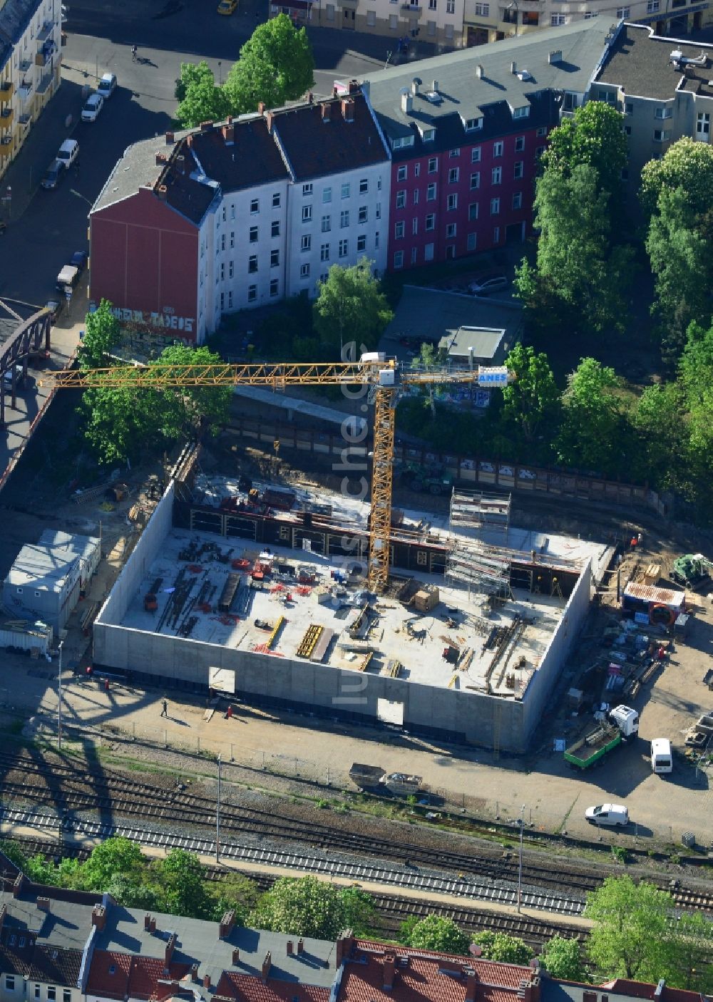 Berlin, Neukölln von oben - Baustelle zum Neubau einer 3- Feld- Sporthalle zwischen Hertastraße und Hertabrücke im Stadtteil Neukölln in Berlin