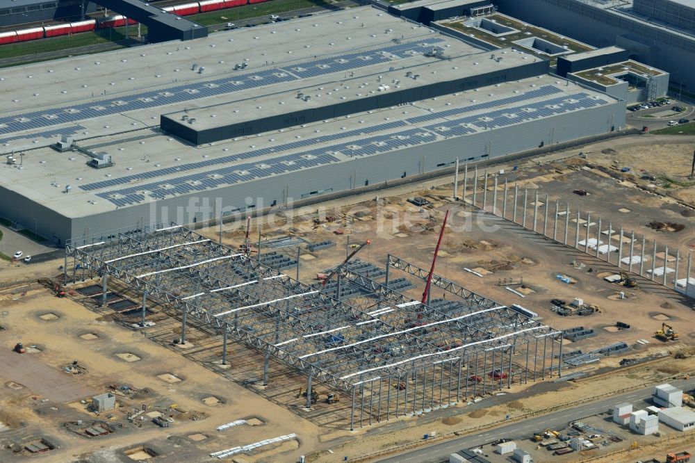 Leipzig von oben - Baustelle zum Neubau von Fertigungsanlagen und Montagehallen auf dem Werksgelände der PORSCHE AG in Leipzig im Bundesland Sachsen