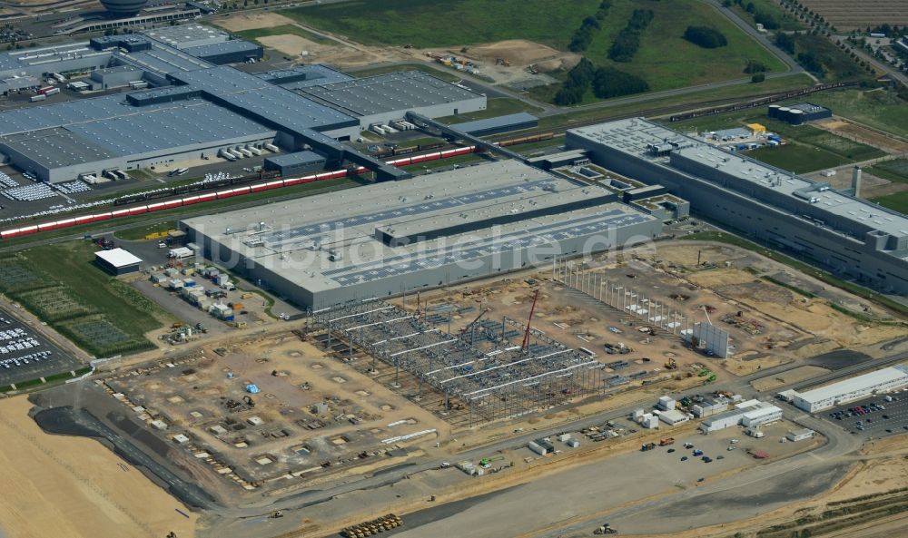 Leipzig aus der Vogelperspektive: Baustelle zum Neubau von Fertigungsanlagen und Montagehallen auf dem Werksgelände der PORSCHE AG in Leipzig im Bundesland Sachsen