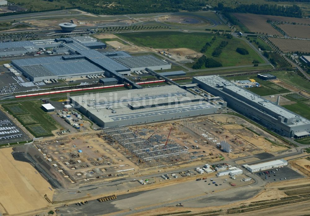 Luftbild Leipzig - Baustelle zum Neubau von Fertigungsanlagen und Montagehallen auf dem Werksgelände der PORSCHE AG in Leipzig im Bundesland Sachsen