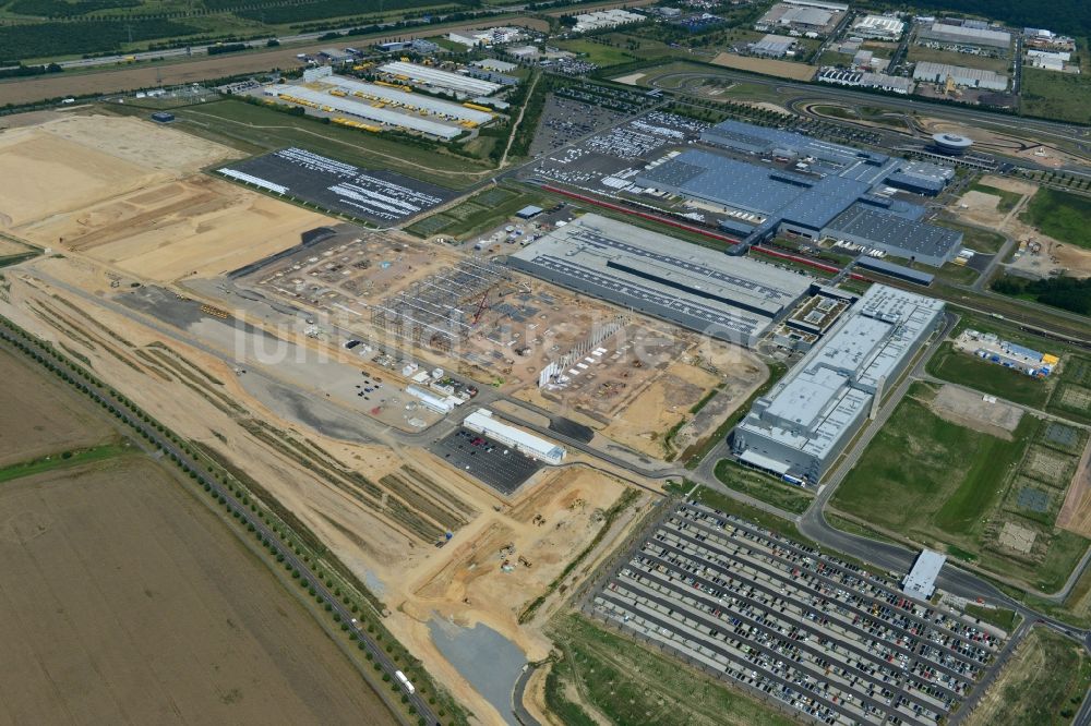 Leipzig von oben - Baustelle zum Neubau von Fertigungsanlagen und Montagehallen auf dem Werksgelände der PORSCHE AG in Leipzig im Bundesland Sachsen