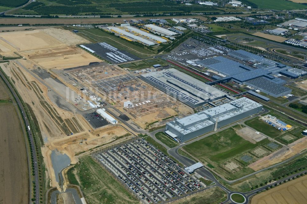 Leipzig aus der Vogelperspektive: Baustelle zum Neubau von Fertigungsanlagen und Montagehallen auf dem Werksgelände der PORSCHE AG in Leipzig im Bundesland Sachsen