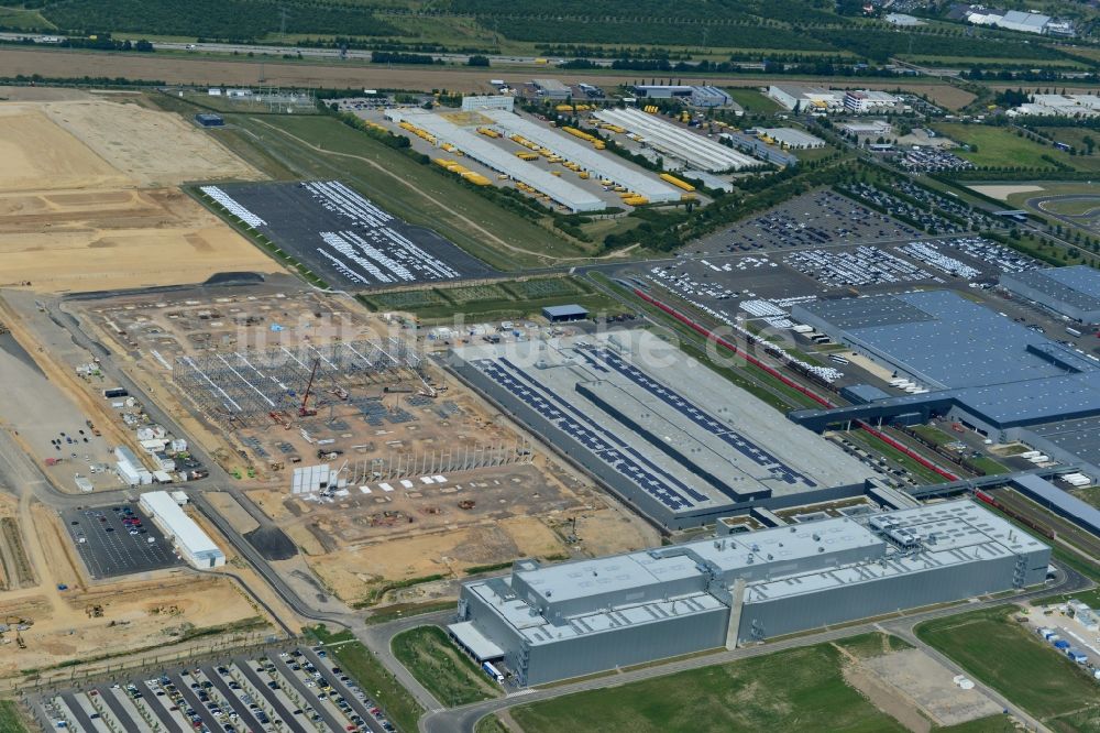 Luftbild Leipzig - Baustelle zum Neubau von Fertigungsanlagen und Montagehallen auf dem Werksgelände der PORSCHE AG in Leipzig im Bundesland Sachsen