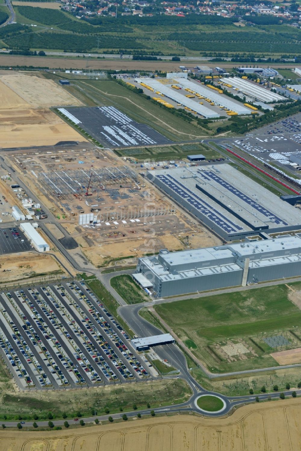 Luftaufnahme Leipzig - Baustelle zum Neubau von Fertigungsanlagen und Montagehallen auf dem Werksgelände der PORSCHE AG in Leipzig im Bundesland Sachsen