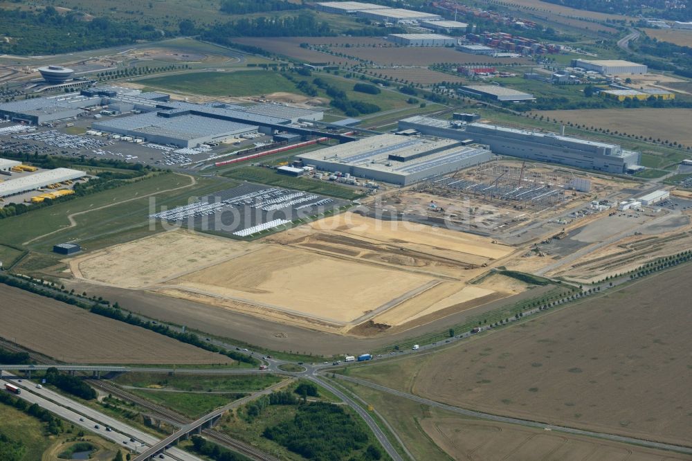 Leipzig aus der Vogelperspektive: Baustelle zum Neubau von Fertigungsanlagen und Montagehallen auf dem Werksgelände der PORSCHE AG in Leipzig im Bundesland Sachsen