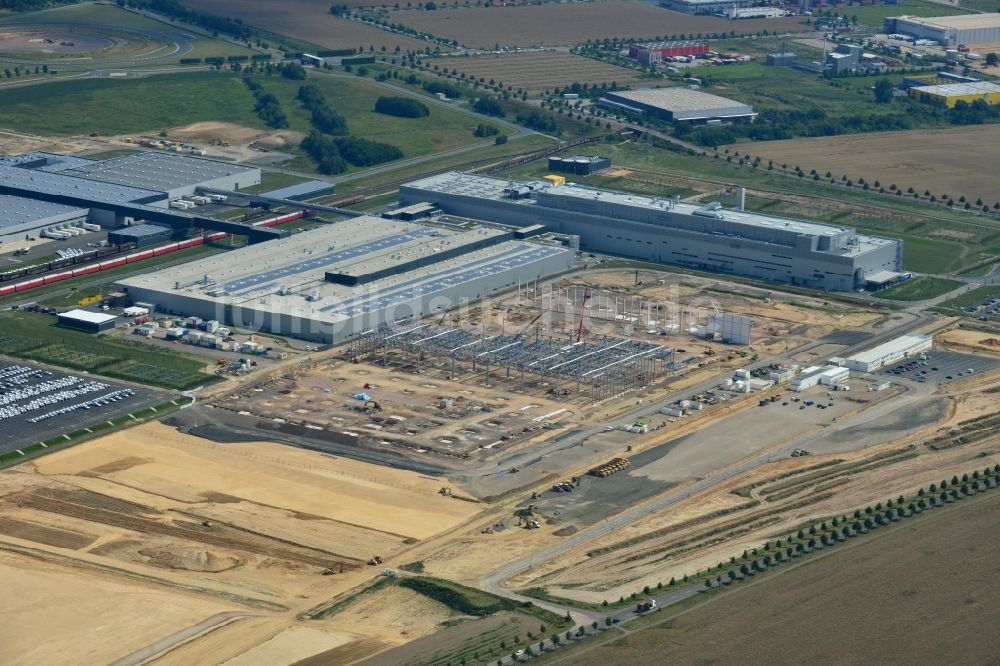 Leipzig von oben - Baustelle zum Neubau von Fertigungsanlagen und Montagehallen auf dem Werksgelände der PORSCHE AG in Leipzig im Bundesland Sachsen