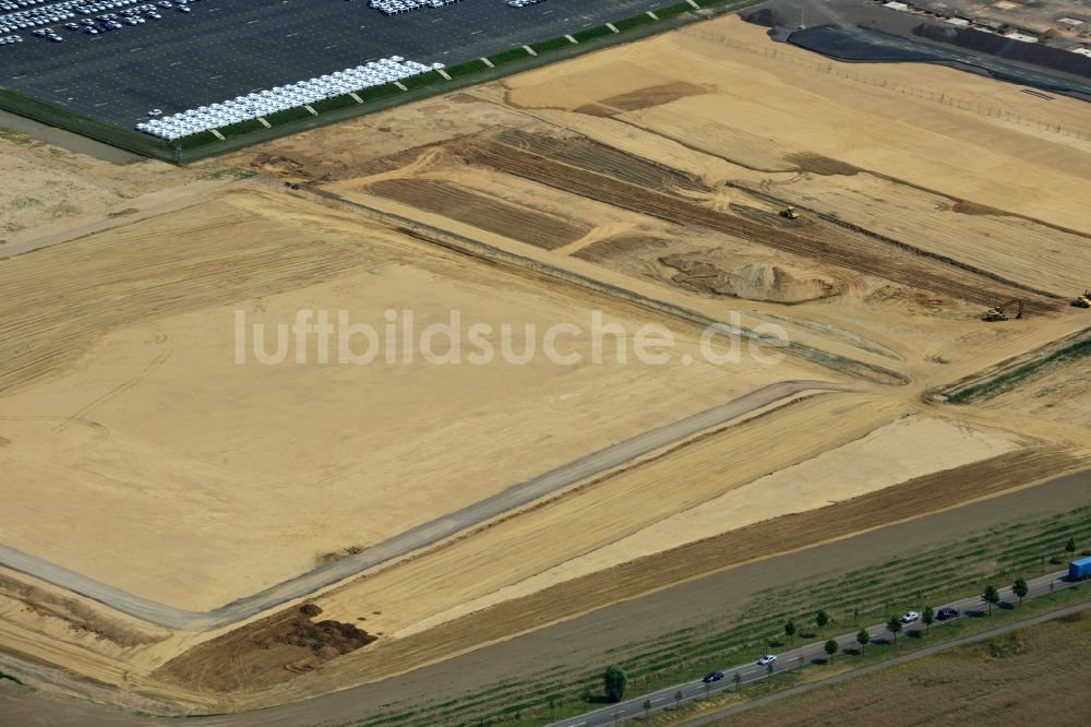 Leipzig aus der Vogelperspektive: Baustelle zum Neubau von Fertigungsanlagen und Montagehallen auf dem Werksgelände der PORSCHE AG in Leipzig im Bundesland Sachsen