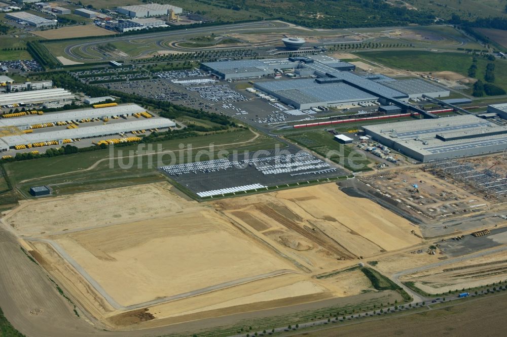 Leipzig von oben - Baustelle zum Neubau von Fertigungsanlagen und Montagehallen auf dem Werksgelände der PORSCHE AG in Leipzig im Bundesland Sachsen