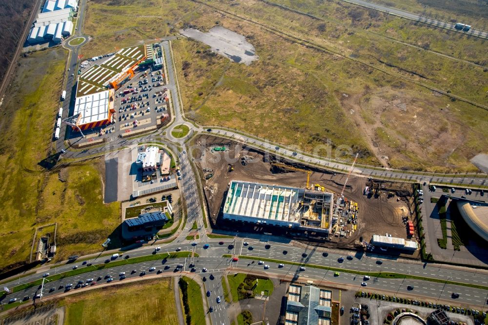 Oberhausen aus der Vogelperspektive: Baustelle zum Neubau einer Filiale und Verwaltungsgebäude des Berufsbekleidungsherstellers Engelbert Strauss in Oberhausen im Bundesland Nordrhein-Westfalen