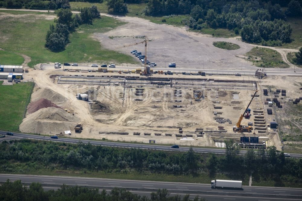 Fischamend-Dorf aus der Vogelperspektive: Baustelle zum Neubau der Firmenzentrale von Makita Österreich im Gewerbegebiet Airportcity in Fischamend-Dorf in Niederösterreich, Österreich