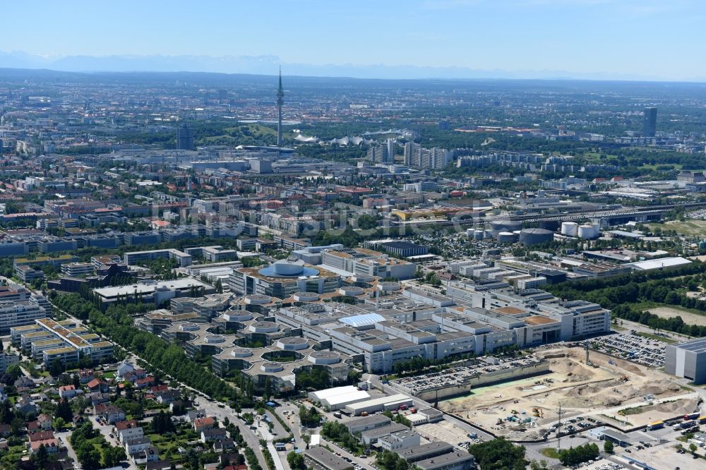 Luftaufnahme München - Baustelle zum Neubau des FIZ Forschungs- und Innovationszentrum Nord auf dem Entwicklungscampus der BMW AG in München im Bundesland Bayern, Deutschland