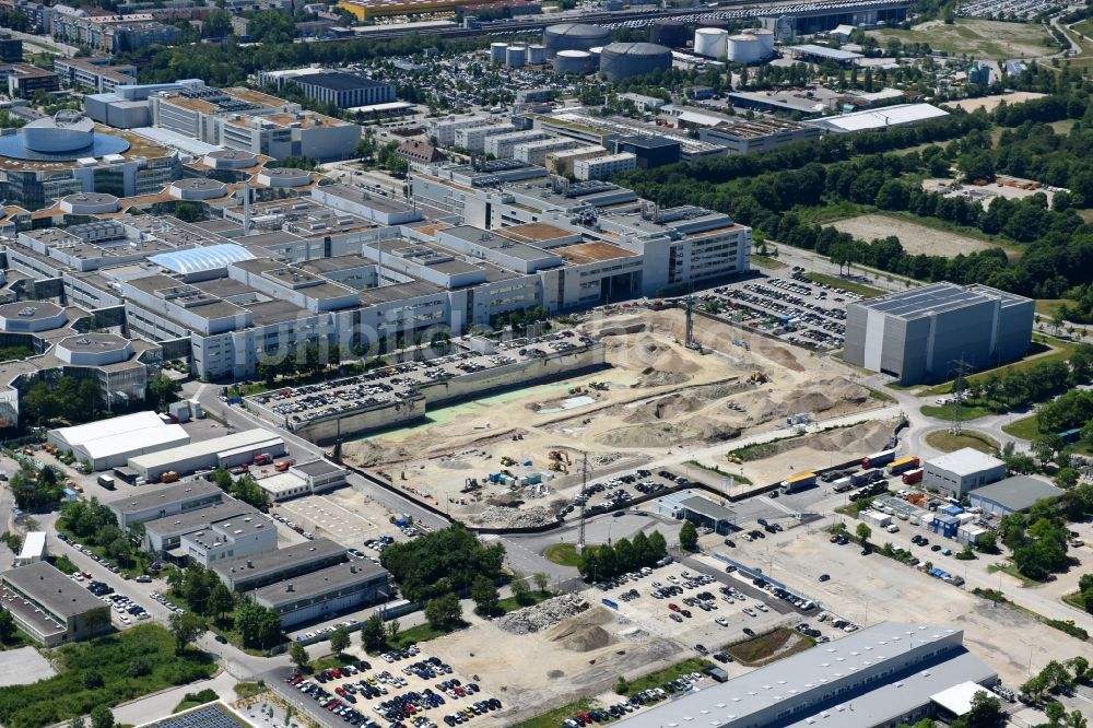 München von oben - Baustelle zum Neubau des FIZ Forschungs- und Innovationszentrum Nord auf dem Entwicklungscampus der BMW AG in München im Bundesland Bayern, Deutschland