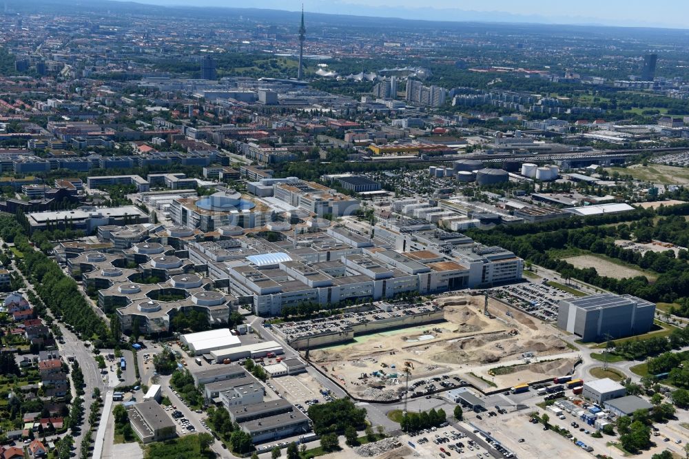 München aus der Vogelperspektive: Baustelle zum Neubau des FIZ Forschungs- und Innovationszentrum Nord auf dem Entwicklungscampus der BMW AG in München im Bundesland Bayern, Deutschland