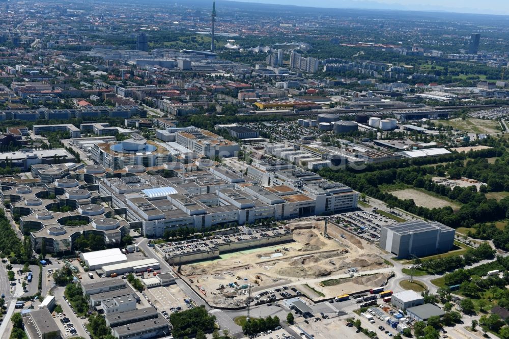 Luftbild München - Baustelle zum Neubau des FIZ Forschungs- und Innovationszentrum Nord auf dem Entwicklungscampus der BMW AG in München im Bundesland Bayern, Deutschland