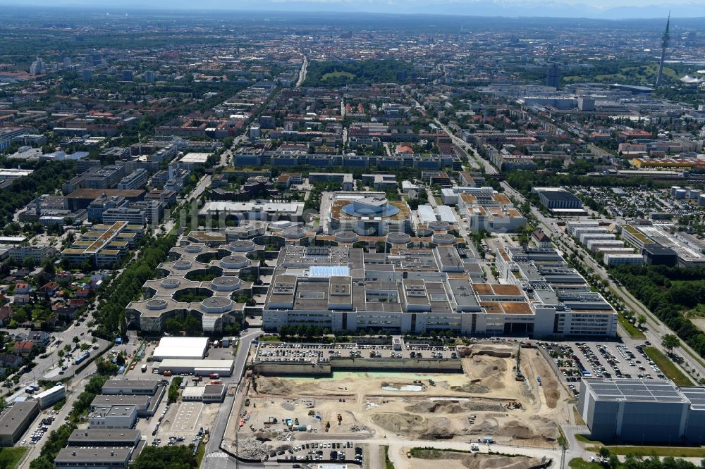 Luftaufnahme München - Baustelle zum Neubau des FIZ Forschungs- und Innovationszentrum Nord auf dem Entwicklungscampus der BMW AG in München im Bundesland Bayern, Deutschland