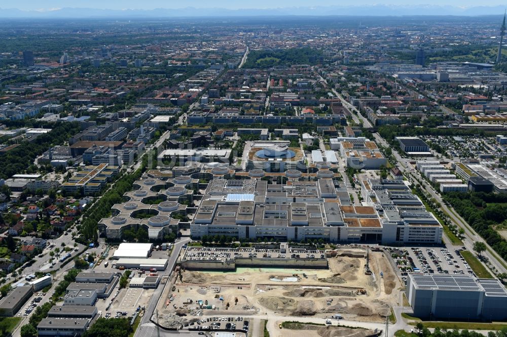 München von oben - Baustelle zum Neubau des FIZ Forschungs- und Innovationszentrum Nord auf dem Entwicklungscampus der BMW AG in München im Bundesland Bayern, Deutschland